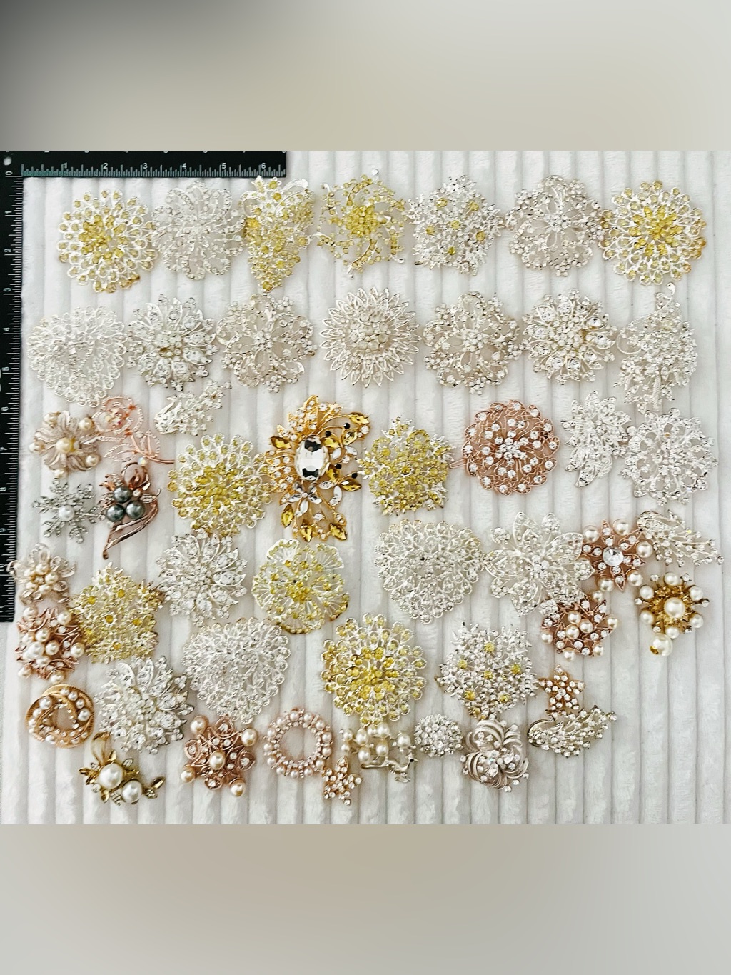 Mixed Lot 50pcs Sparkling Flower Brooches Heavy Work Rhinestone Pearl Mixed